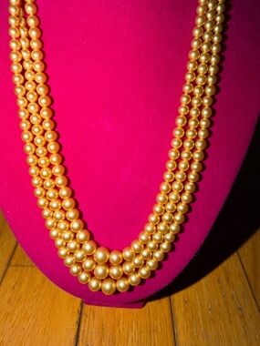 VERY VINTAGE STERLING SILVER TRIPLE STRAND CREAM/TAN PEARLS
